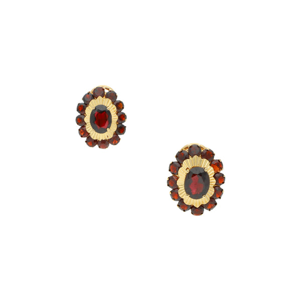 Aretes diseño especial con granates en oro amarillo 18 kilates.