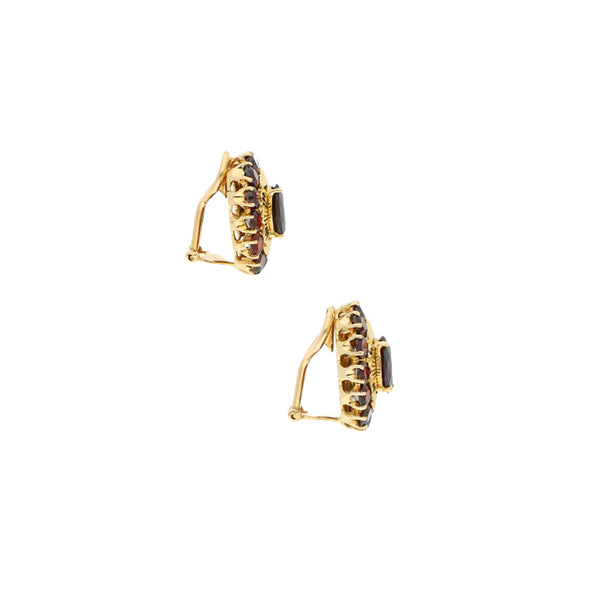 Aretes diseño especial con granates en oro amarillo 18 kilates.