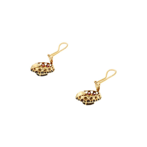 Aretes diseño especial con granates en oro amarillo 18 kilates.
