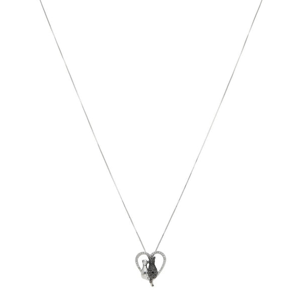 Gargantilla eslabón cuadrado cruzado con dije diseño especial con diamantes motivo corazón en oro blanco 14 kilates .
