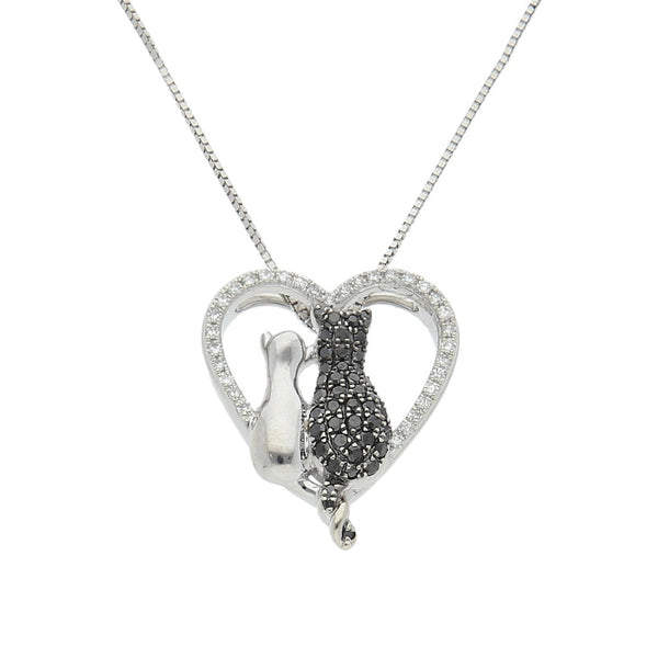 Gargantilla eslabón cuadrado cruzado con dije diseño especial con diamantes motivo corazón en oro blanco 14 kilates .