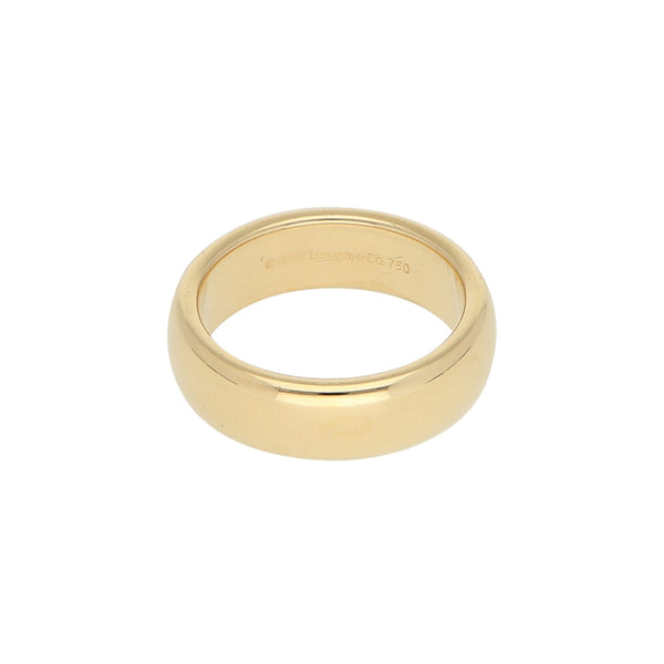 Argolla lisa firma Tiffany & Co. en oro amarillo 18 kilates.
