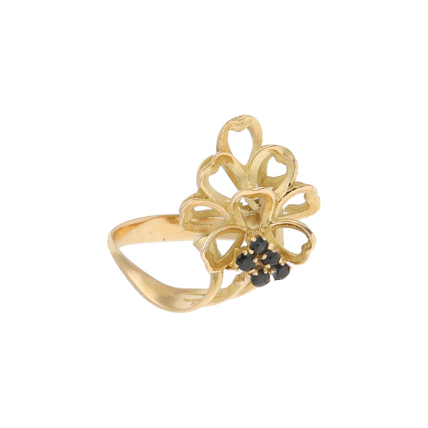 Anillo calado con zafiros en oro amarillo 18 kilates.