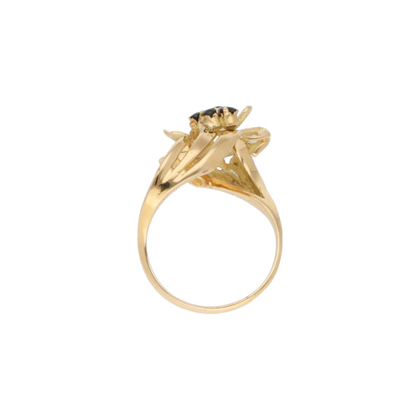 Anillo calado con zafiros en oro amarillo 18 kilates.