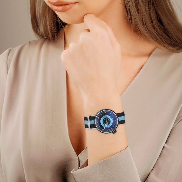 Reloj Bomberg para dama en acero y textil.