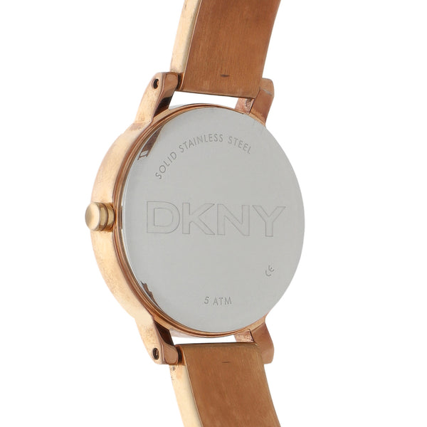 Reloj DKNY para dama en acero / chapa.