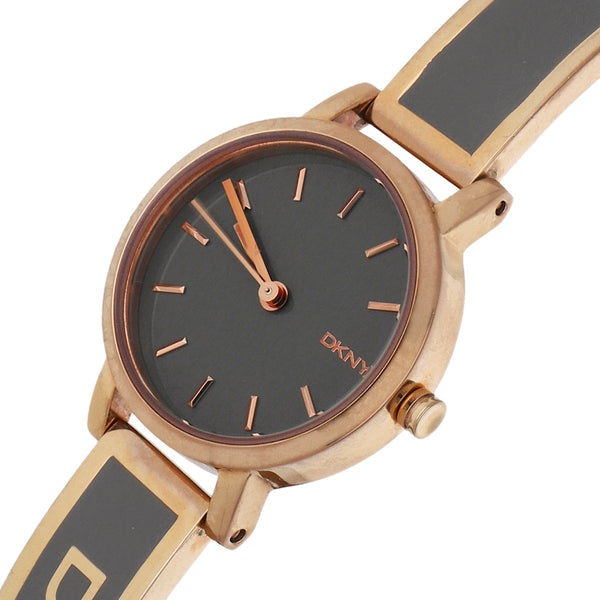 Reloj DKNY para dama en acero / chapa.
