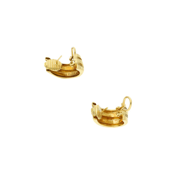 Aretes estriados firma Tiffany & Co. en oro amarillo 18 kilates.
