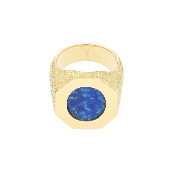 Anillo tipo sello labrado con lapislázuli en oro amarillo 18 kilates.