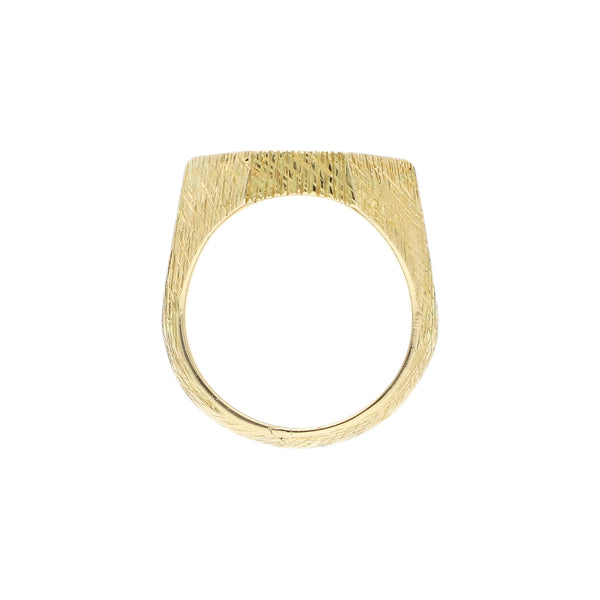 Anillo tipo sello labrado con lapislázuli en oro amarillo 18 kilates.
