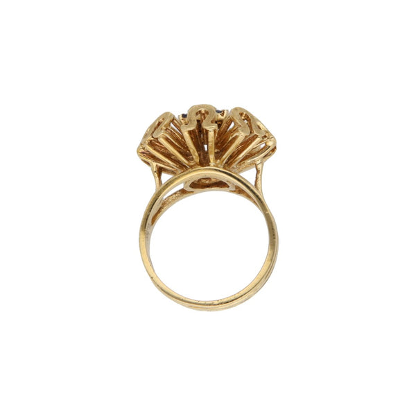 Anillo diseño especial con sinteticos en oro amarillo 18 kilates.