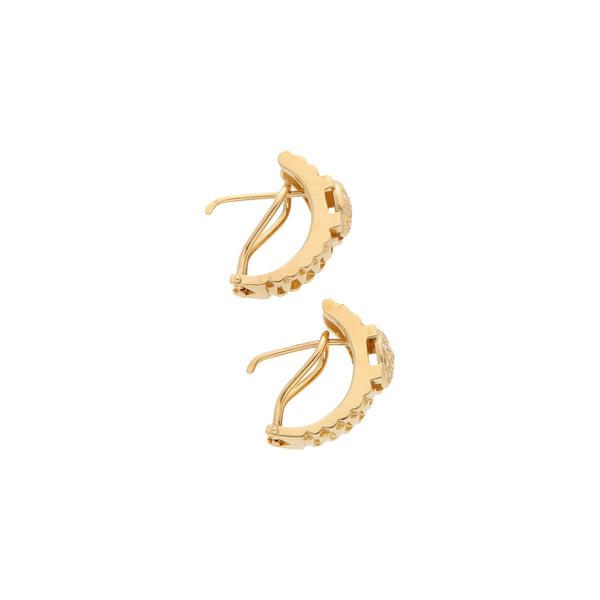 Aretes diseño especial con diamantes en oro amarillo 18 kilates.