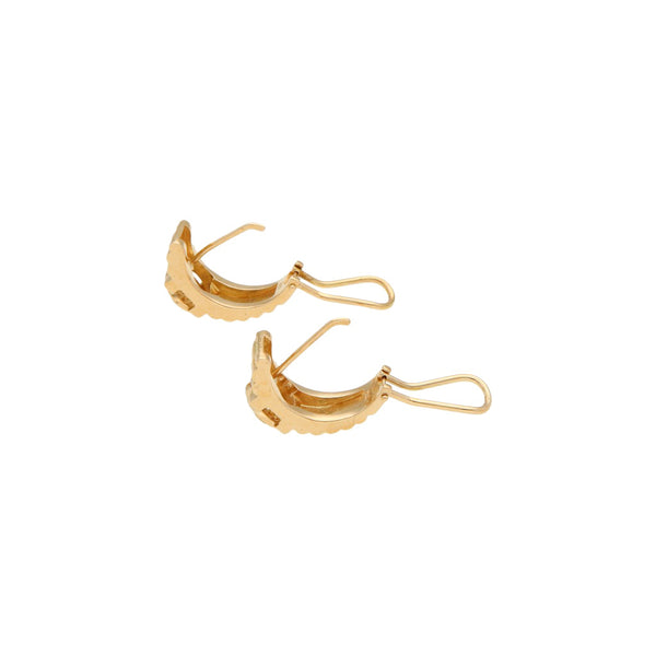 Aretes diseño especial con diamantes en oro amarillo 18 kilates.