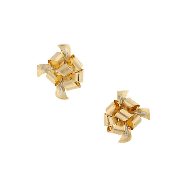 Aretes diseño especial motivo moño en oro amarillo 14 kilates.