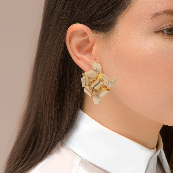Aretes diseño especial motivo moño en oro amarillo 14 kilates.