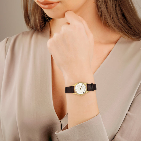 Reloj Citizen para dama en acero chapa correa piel.