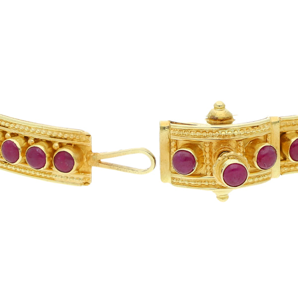 Pulsera de arillo articulada con rubíes en oro amarillo 18 kilates.