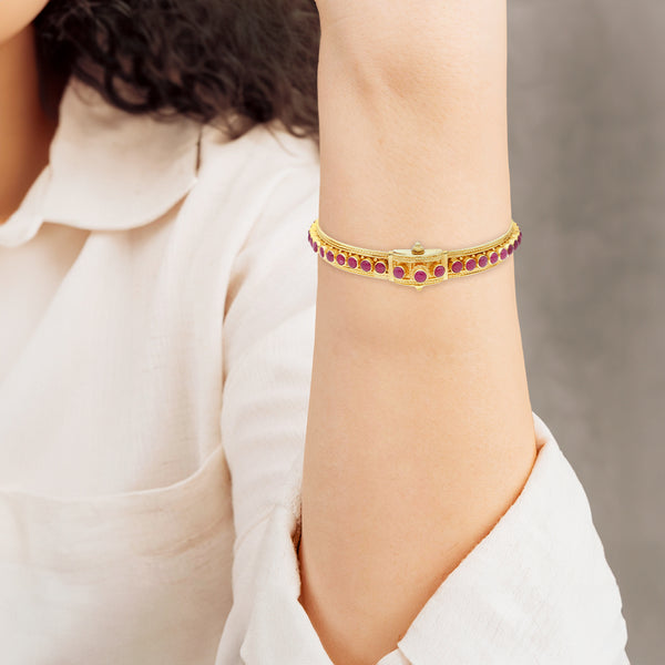 Pulsera de arillo articulada con rubíes en oro amarillo 18 kilates.