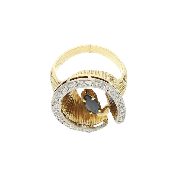 Anillo diseño especial con diamantes y sintético en oro dos tonos 14 kilates.