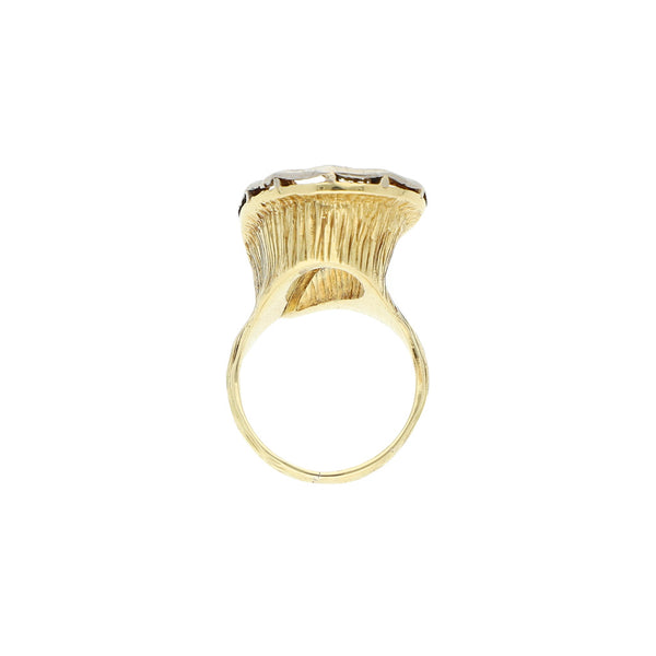 Anillo diseño especial con diamantes y sintético en oro dos tonos 14 kilates.
