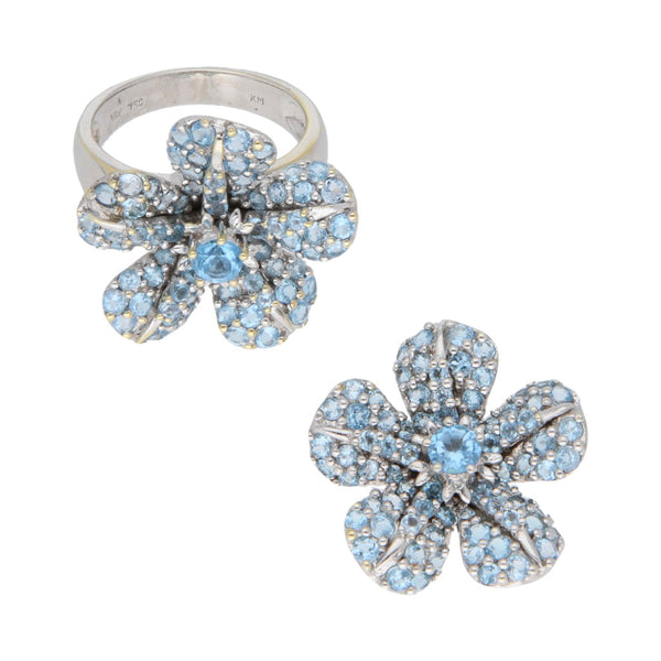 Juego de anillo y prendedor diseño especial motivo flor con sintéticos en oro blanco 18 kilates.