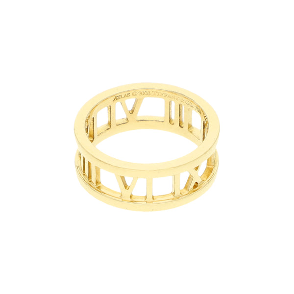 Argolla calada motivo números romanos en oro amarillo 18 kilates.