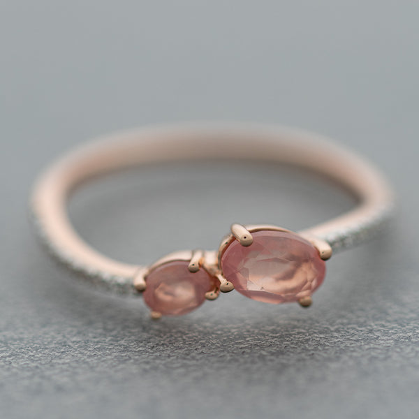Anillo diseño especial con diamantes y cuarzos en oro rosa 14 kilates.