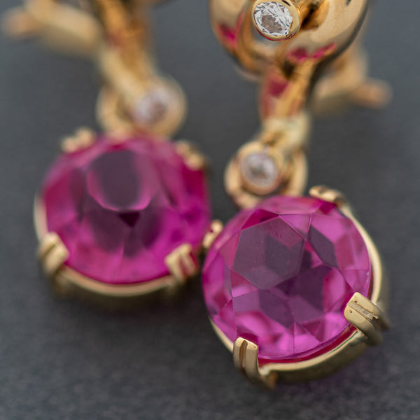Aretes diseño especial con monzanitas y sintéticos en oro amarillo 14 kilates.
