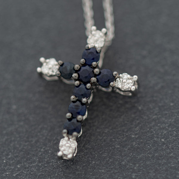 Gargantilla eslabón cruzado y cruz diseño especial con diamantes y zafiros en oro blanco 14 kilates.
