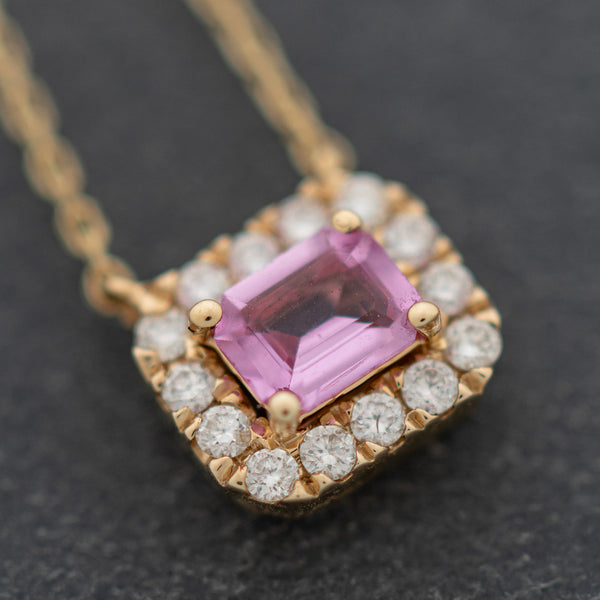 Gargantilla eslabón cruzado con colgante, diamantes y zafiro rosa en oro amarillo 14 kilates.