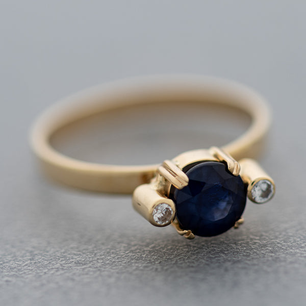 Juego de anillo, dije y aretes diseño especial con zafiros y diamantes en oro amarillo 14 kilates.