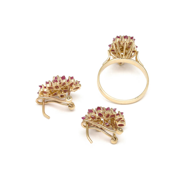 Juego de anillo y aretes diseño especial con rubíes en oro amarillo 14 kilates.