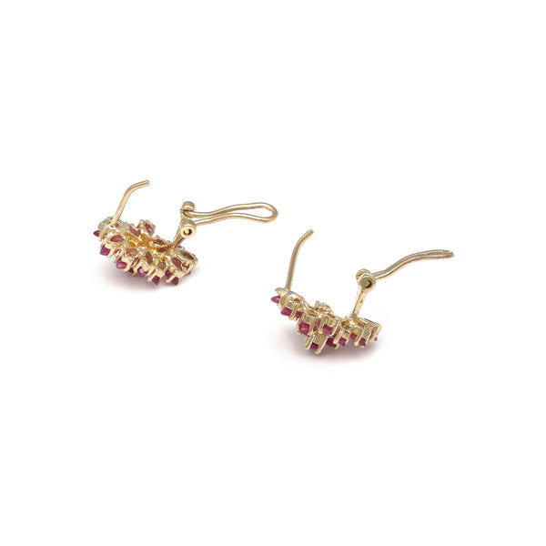 Juego de anillo y aretes diseño especial con rubíes en oro amarillo 14 kilates.