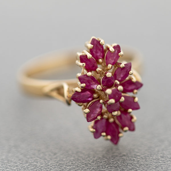 Juego de anillo y aretes diseño especial con rubíes en oro amarillo 14 kilates.