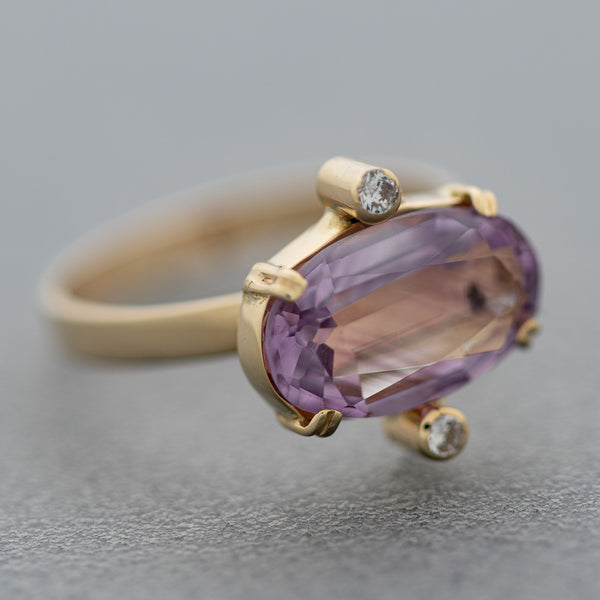 Juego de anillo y aretes diseño especial con amatista y sintéticos en oro amarillo 14 kilates.