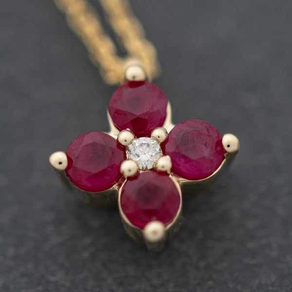 Gargantilla eslabón cruzado y dije diseño especial con diamantes y rubíes en oro amarillo 14 kilates.