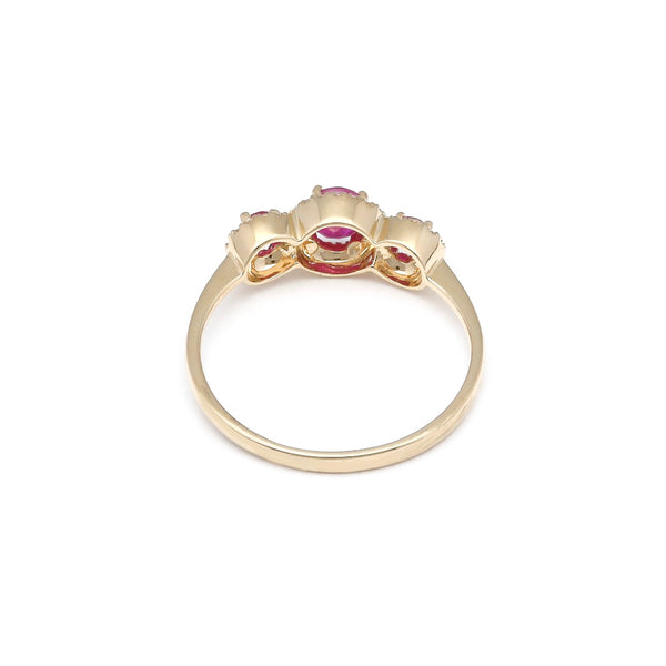 Anillo diseño especial con diamantes y rubíes en oro blanco 14 kilates.