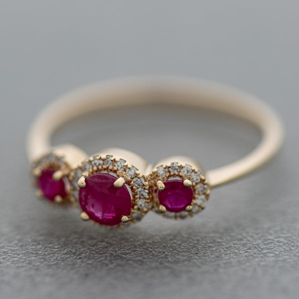 Anillo diseño especial con diamantes y rubíes en oro blanco 14 kilates.