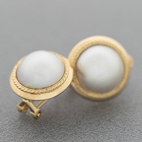 Aretes torzal con media perla en oro amarillo 14 kilates.