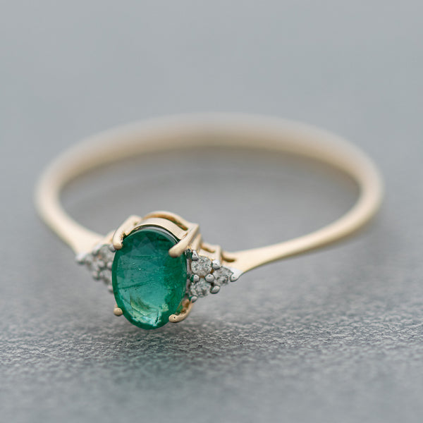 Anillo diseño especial con diamantes y esmeralda en oro amarillo 14 kilates.