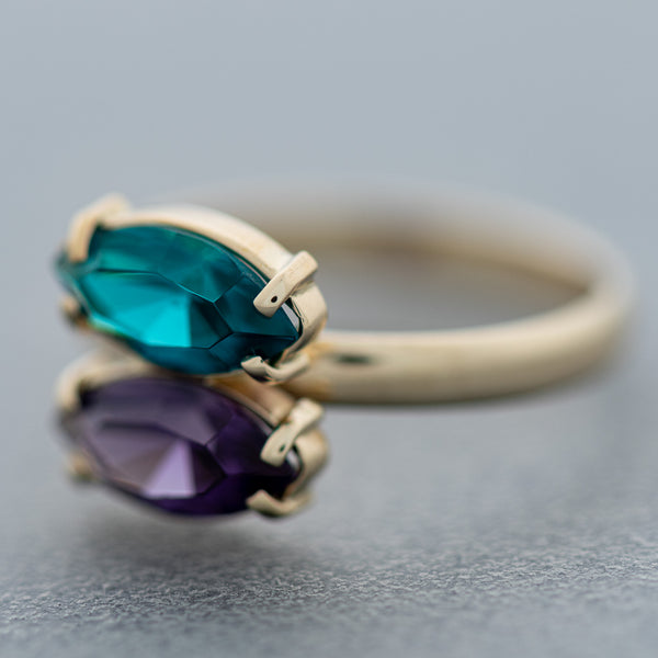 Juego de anillo y aretes diseño especial con amatista y obsidiana en oro amarillo 14 kilates.