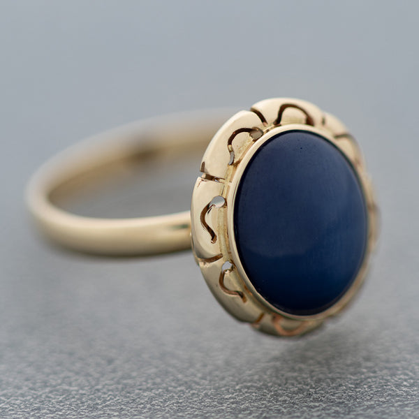 Juego de anillo y aretes calados con zafiro estrella en oro amarillo 14 kilates.