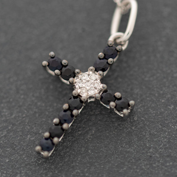 Gargantilla eslabón cruzado y cruz diseño especial con diamantes y zafiros en oro blanco 14 kilates.