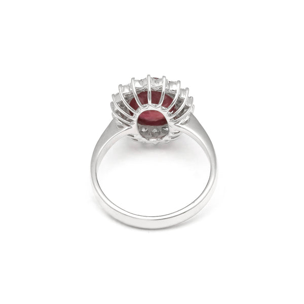 Anillo diseño especial con diamantes y rubí en oro blanco 14 kilates.