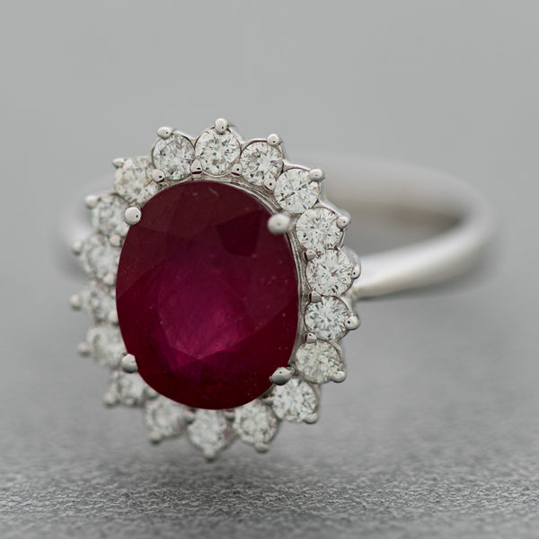 Anillo diseño especial con diamantes y rubí en oro blanco 14 kilates.