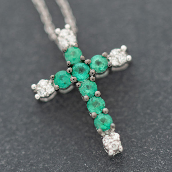 Gargantilla eslabón cruzado y cruz diseño especial con diamantes y esmeralda en oro blanco 14 kilates.