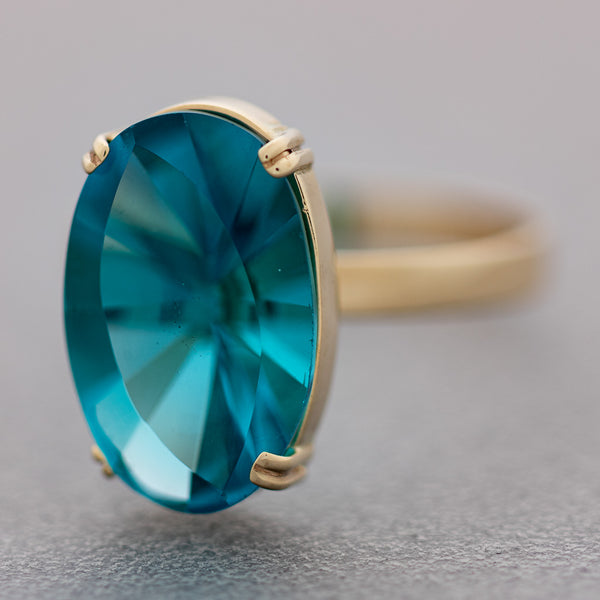 Juego de anillo y aretes diseño especial con obsidiana azul y diamantes en oro amarillo 14 kilates.