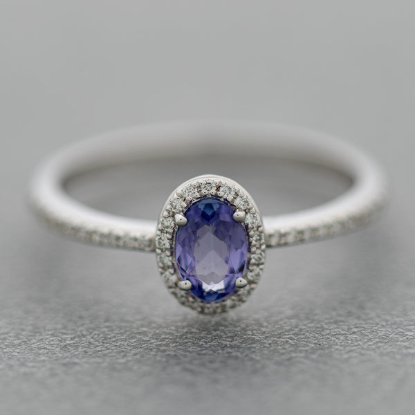 Anillo diseño especial con diamantes y tanzanita en oro blanco 14 kilates.