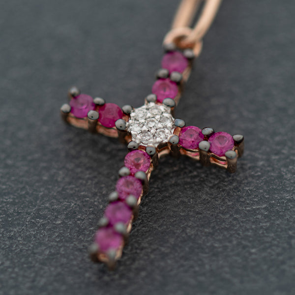 Gargantilla eslabón cruzado y cruz con diamantes y rubies en oro rosa 14 kilates.