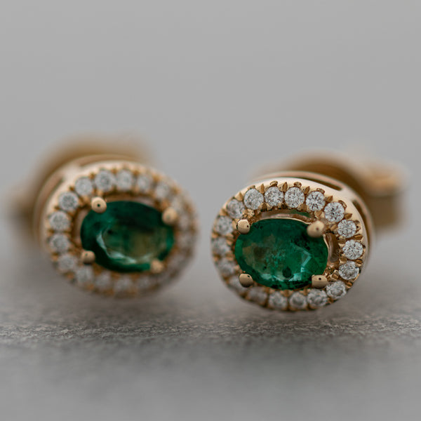 Aretes diseño especial con diamantes y esmeraldas en oro amarillo 14 kilates.
